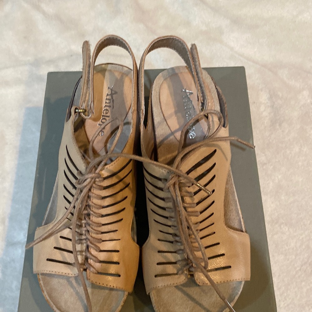 Women’s Antelope size 37 color makeup in great condition